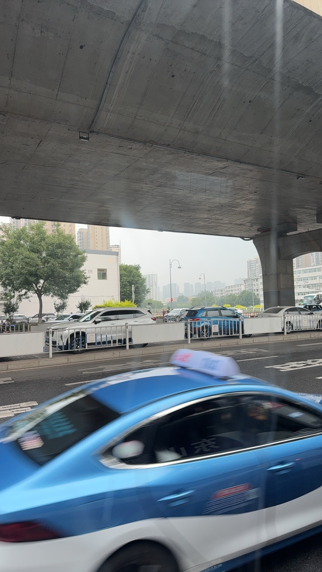 在接送车上